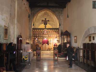 Non ci resta ora che entrare, per venire cos� avvolti in un�atmosfera che ci trasporta nel vicino Oriente. La lingua greca risuona nei canti della lunga liturgia...